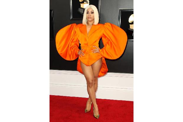 …brachte Social-Media-Prinzessin Hennessy Carolina ins Spiel! Dramatische Schultern plus Signalfarbe? Wir lieben den Look! D...