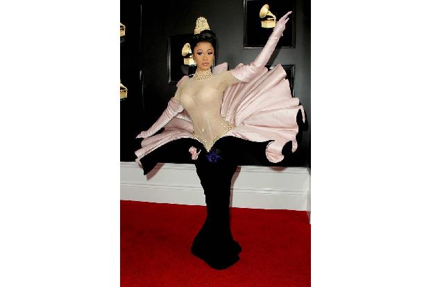 …Mode-Ikone und Rapperin Cardi B! Die Hip-Hopperin räumt für 'Invasion of Privacy' den Grammy für das beste Rap-Album ab und...