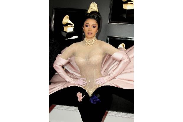 Nach ihrem Grammy-Gewinn am Sonntagabend brach ein Shitstorm auf Social Media los. Cardi B machte das nicht mit und kehrte I...