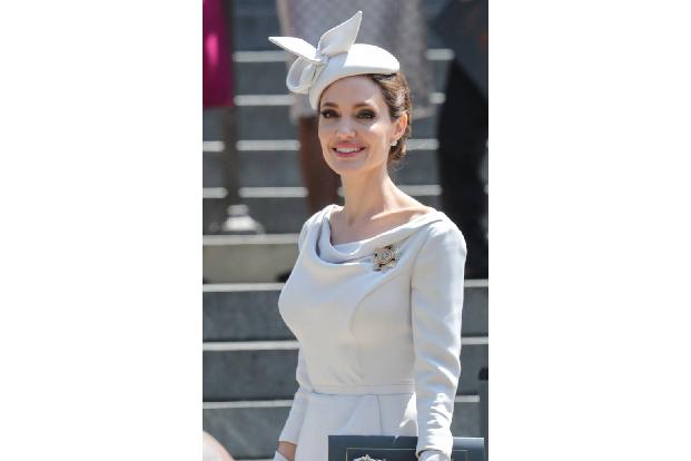 ...Angelina Jolie zahlt etwa gerne 700 Euro für 100 Milliliter einer Hautcreme. Es ist natürlich nicht irgendeine Hautcreme,...