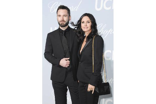 In vertrauter Zweisamkeit strahlte Courteney Cox zusammen mit ihrem Freund, dem irischen Musiker Johnny McDaid, auf dem rote...