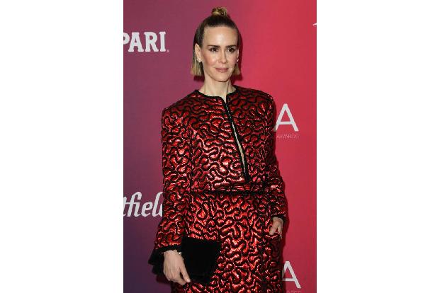 ...Sarah Paulson in einem hochgeschlossenen Kleid auf, welches das genaue Gegenteil von Kim Kardashians freizügigem Outfit b...