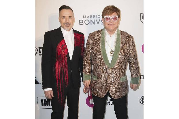 David Furnish und Elton John sind große Oscar-Fans. Zugleich betreibt letzterer die Elton John AIDS Fondation. Toll, wenn ma...