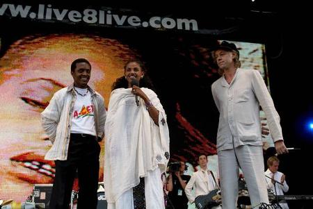 20 Jahre nach Live Aid bat Bob Geldof erneut Superstars auf die Bühnen rund um die Welt. Bei Live 8 ging es dieses Mal um de...