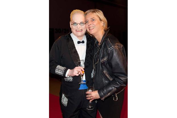 Lange Zeit war Hella mit Autorin Cornelia Scheel zusammen. Gemeinsam turtelten sie nicht nur über die roten Teppiche sondern...