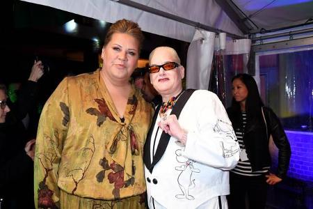 Hier posiert der TV-Star mit Komikerin Ilka Bessin gemeinsam beim Deutschen Comedy-Preis, den Hella bereits viermal mit nach...