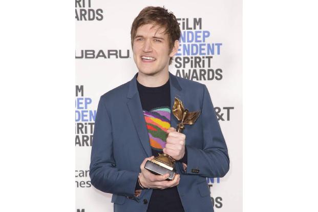 ...Autor Bo Burnham einen echten Boost nach seinem Gewinn. Der aufstrebende Künstler wurde für sein Drehbuchdebüt 'Eight Gra...