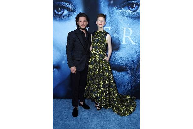 Die Hochzeit der beiden 'Game of Thrones'-Stars auf einem schottischen Schloss war ein Höhepunkt des Promi-Partykalenders 20...