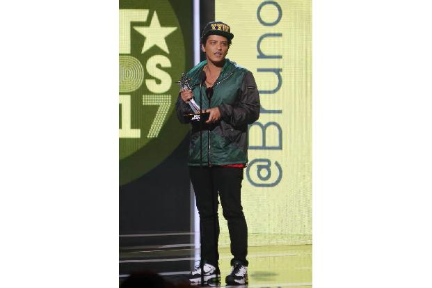 ...Bruno Mars knapp 3,5 Milliarden Mal angeklickt wurde, seit es im November 2014 erstmals auf der Plattform zu sehen war. D...