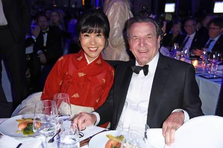 ...Gerhard Schröder, der mit seiner Ehefrau Soyeon Schröder-Kim in das Convention Center gekommen war. Die 'Cinema for Peace...
