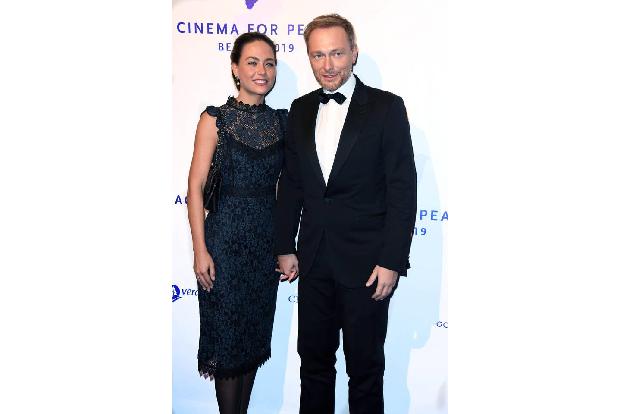 ...Christian Lindner nicht ausschlagen, der mit seiner Freundin Franca Lehfeldt angereist war, um das Kino zu feiern. Das Ki...
