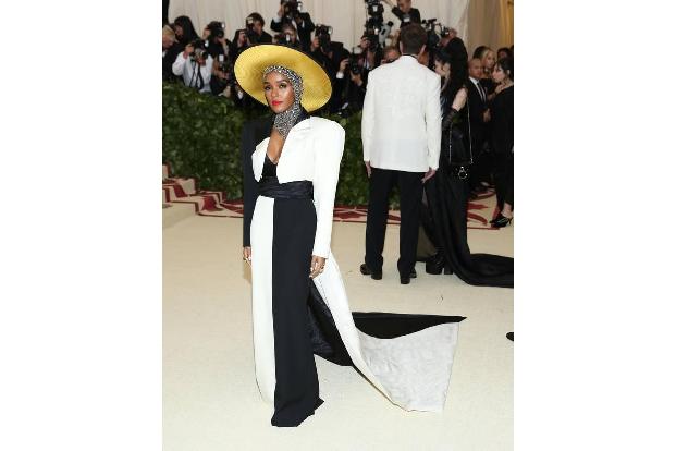 Heiligenschein oder Hut? Das ist hier die Frage. Die MET-Gala ist für ihre ausgefallenen Outfits bekannt. 2018 war das Motto...