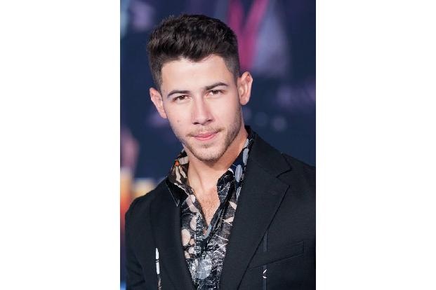Das neue alter ego des schüchternen Spencer ist niemand Geringerer als Nick Jonas, einer der drei Jonas Brothers.