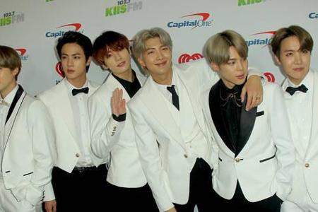 Sie gehören zu den Stars der Stunde: Die K-Pop-Band BTS eröffnete den bunten Abend und heizte den geladenen Gästen ordentlic...