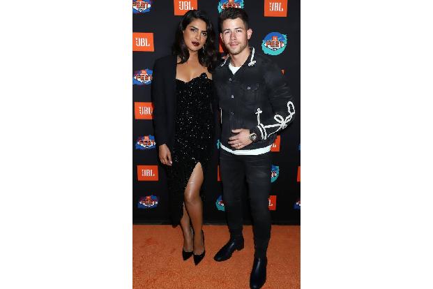 Priyanka Chopra feierte mit ihrem Mann Nick Jonas und dessen ganzer Familie — gleich ein rundes Dutzend hatte sich zum Weihn...