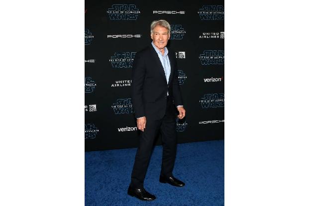Apropos Wiedersehen: Obwohl Han Solo schon vor zwei Episoden das Zeitliche segnete, schaute Harrison Ford bei der Premiere n...