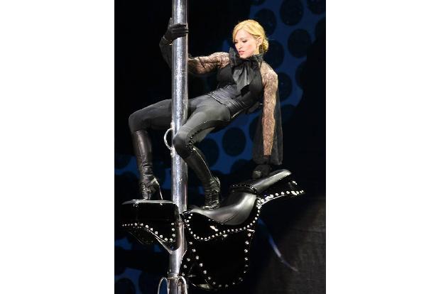 Madonna kämpft seit Jahren mit Knieschmerzen und hofft immer wieder auf innovative Behandlungsmethoden, um den Verschleiß au...