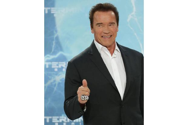 Für Terminator Arnold Schwarzenegger ist es ja fast schon Ehrensache, sich ein bisschen Hightech einpflanzen zu lassen. 2002...