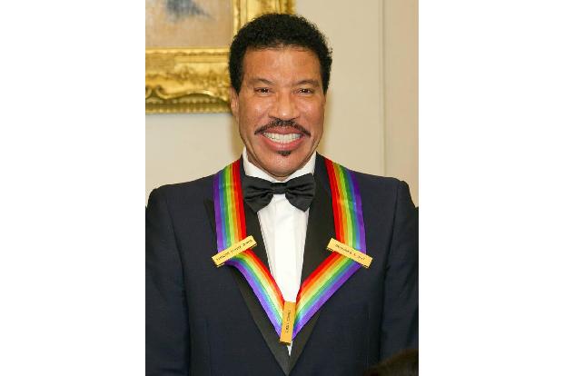 Lionel Richie ist seit Jahrzehnten ein Superstar und wer könnte ihm da Ermüdungserscheinungen übelnehmen. Die Knie schmerzte...