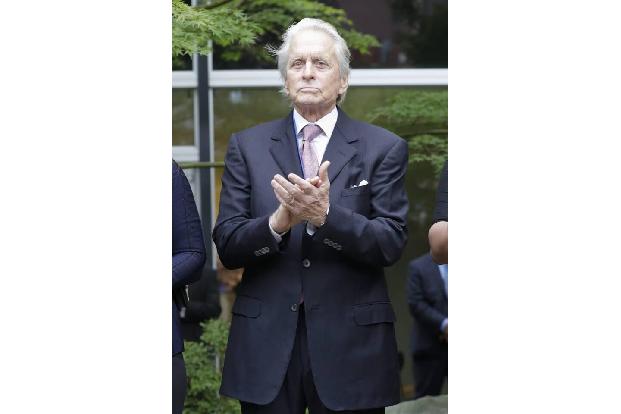 Michael Douglas hatte es jahrelang mit den Knien und 2009 gab es kein Entrinnen mehr – beide Knie wurden komplett erneuert. ...
