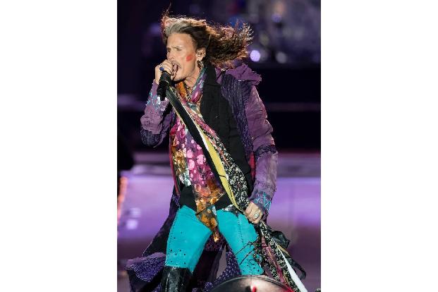 Aerosmith-Sänger Steven Tyler laborierte ebenfalls einige Jahre an seinen kaputten Knien herum, bevor er sich 2013 schließli...