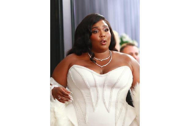 Ein von Sängerin Lizzo unterschriebener Vertrag befindet sich jetzt ebenfalls in den Händen der Hacker, die laut 'Page Six' ...