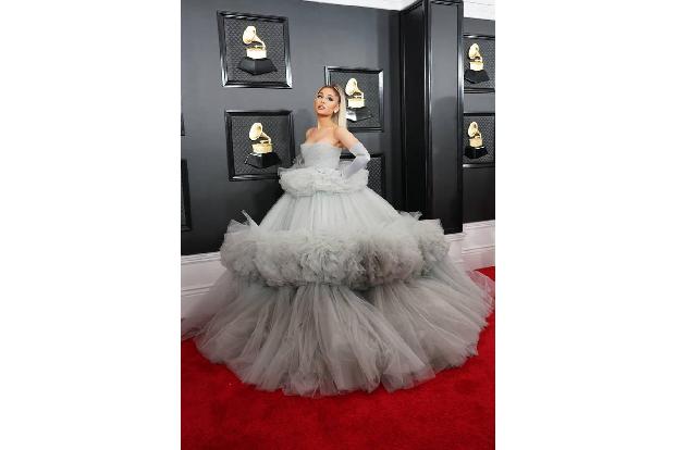 Ariana Grande hat mit ihrem guten Freund und Kollegen Justin Bieber 'Stuck With U' aufgenommen, einen Song, der sofort an di...