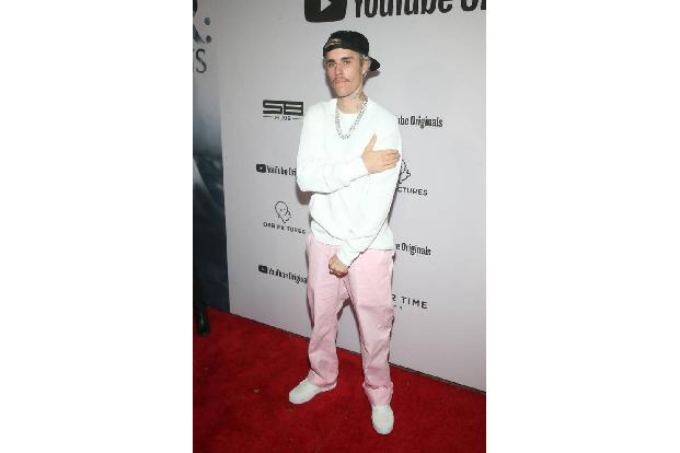...Justin darüber freuen, ist Tekashi 6ix9ine mächtig sauer, denn sein neuer Song ist nur auf Platz 3. Der Rapper warf Arian...