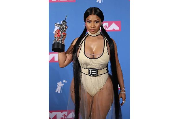 …Rapperin Nicki Minaj daraufhin unhöflich. Nicki wählte aber noch schärfere Worte, als sie den Preis für das Beste Hip Hop V...