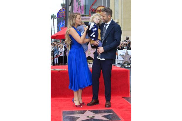 Ryan Reynolds zollt seiner eigenen Mutter, seiner Ehefrau Blake Lively, mit der er drei Töchter hat, und seiner Schwiegermut...