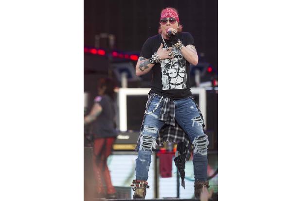 … Sänger Axl Rose. Nachdem man bereits den ersten Drummer Steve Adler wegen seiner Drogensucht rausgeschmissen hatte, verlie...