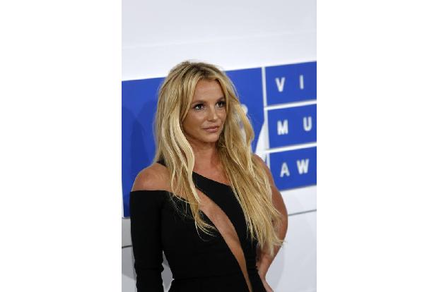 Und auch Britney Spears lädt mit American Dream per App in ihre Welt ein. Den Manager treffen, auf der Bühne stehen, Gerücht...