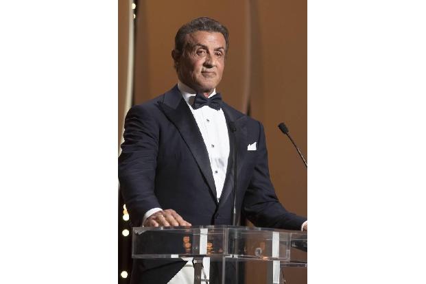 Sylvester Stallone malt schon fast so lange, wie er schauspielert. Er stellt seine Werke auch oft aus. Sie sind farbenfroh u...