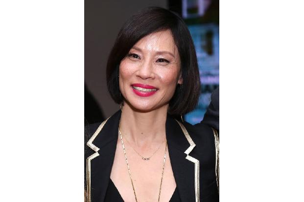 Abstrakt sind auch die Malereien von Lucy Liu, die lange Zeit unter dem Pseudonym Yu Ling pinselte, bis sie öffentlich macht...