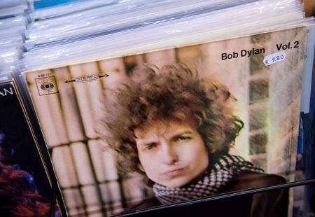 Bob Dylan zeigt seine Malereien, inspiriert vom französischen Impressionismus, auch gerne. Seit 1994 hat er drei Bücher verö...