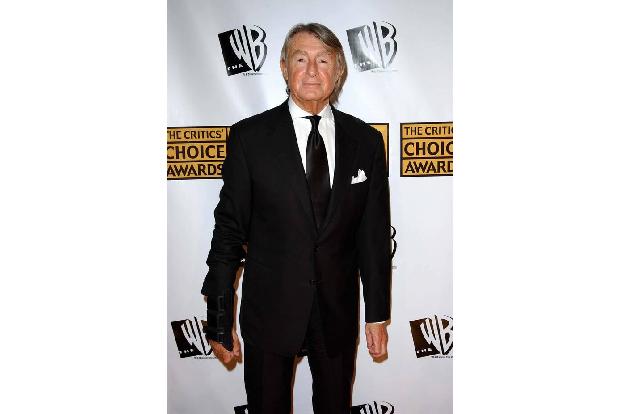 Joel Schumacher ist mit 80 Jahren dem Krebs erlegen. Der Filmemacher begann seine Karriere als Kostümdesigner, entwarf die G...
