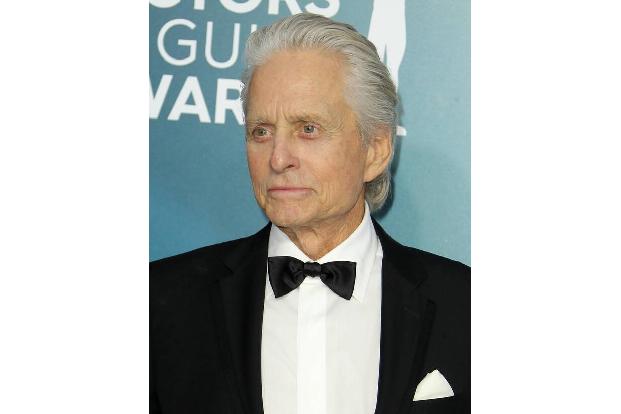 ...etablierten Stars wie Michael Douglas und inszenierte einige ihrer kommerziell erfolgreichsten Filme. 1993 spielte Michae...