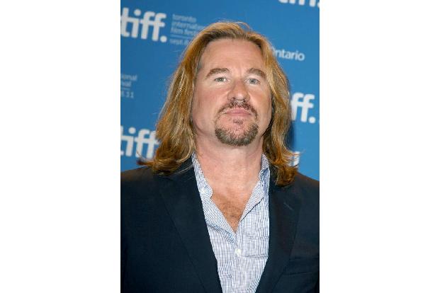 ...Val Kilmer. Die beiden drehten 'Batman Forever' zusammen, doch der Regisseur hatte keine Geduld für das angebliche Diven-...