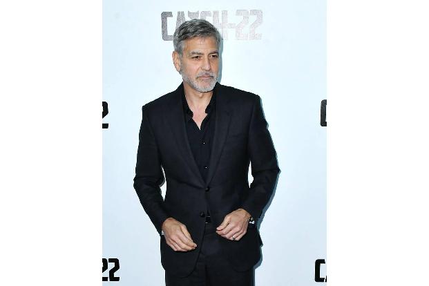 ...George Clooney ersetzt wurde. Der entschuldigte sich später für den Film und seine schauspielerische Leistung; dabei such...