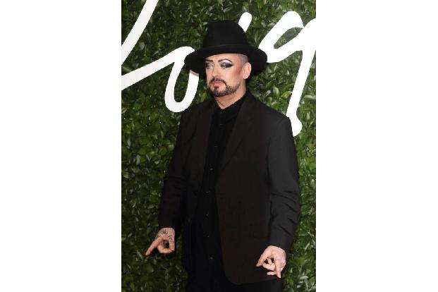 Die Fotos von Boy George mit einer Sicherheitsweste und einem Besen in der Hand und gingen 2006 um die Welt. Der einstige Cu...