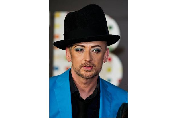 …er dabei von einem Schwarm von Reportern umgeben war, machte seinen Job nicht eben einfacher. Boy George hatte die Strafe a...