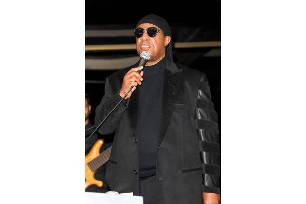 Stevie Wonder hat eine fast so große Familie wie Eddie Murphy. Der Musiker hat insgesamt neun Kids von fünf verschiedenen Fr...