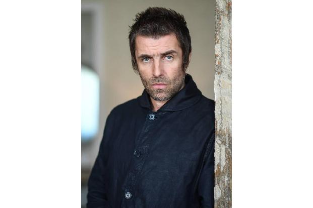 Liam Gallagher war einer der ersten, der sich aufs Sofa zurückzog. Der Sänger leidet unter der Hashimoto-Krankheit, einer Au...