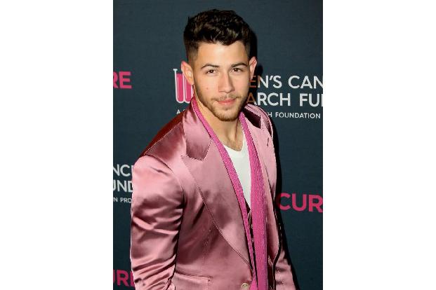 Nick Jonas hält sich ebenfalls lieber von Menschen fern. Der Sänger hat Diabetes Typ 1 und sitzt bereits seit über einer Woche…