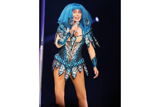 Nun mag an Chers Body nicht alles echt sein, doch wer mit 73 noch immer auf Tour geht, darf der Natur auch gern mal ein weni...