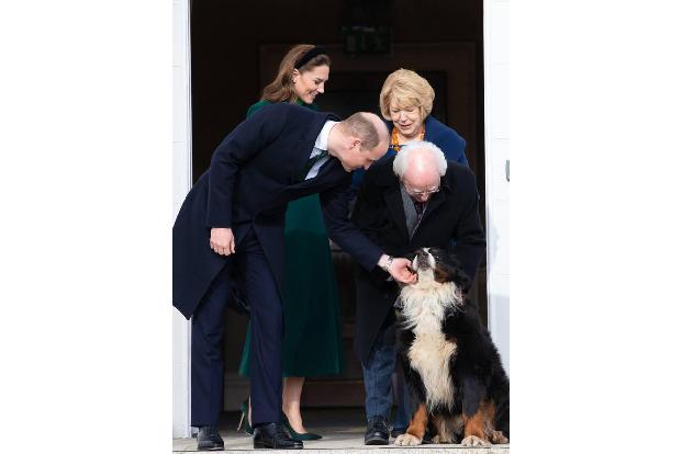 Der irische Präsident Michael D. Higgins und seine Ehefrau Sabine begrüßten das royale Paar in seinem offiziellen Amtssitz. ...