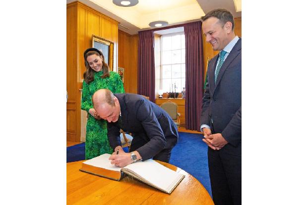 Bei dieser Gelegenheit trugen sich die Royals auch in das offizielle Gästebuch der Republik Irland ein
.
