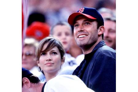 ...J.Lo da an ihre Beziehung mit Ben Affleck erinnert fühlt? Bennifer verlobte sich, setzte sogar schon einen Hochzeitstermi...