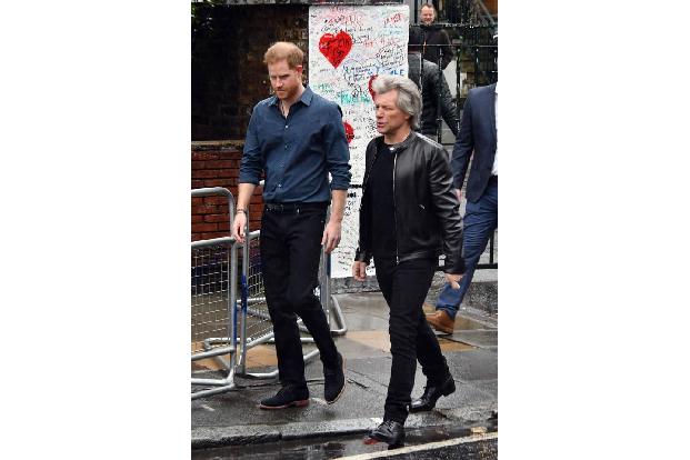 ...kam nicht allein, er hatte sich Verstärkung in Gestalt von Rock-Urgestein Jon Bon Jovi mitgebracht. Der Grund? Der Sänger...