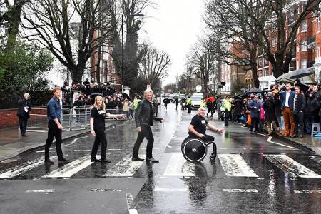...eines der berühmtesten Plattencover aller Zeiten nachzustellen, bevor es ins Studio ging - trotz Londoner Schmuddelwetter.